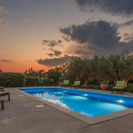 Oliva Villa *
